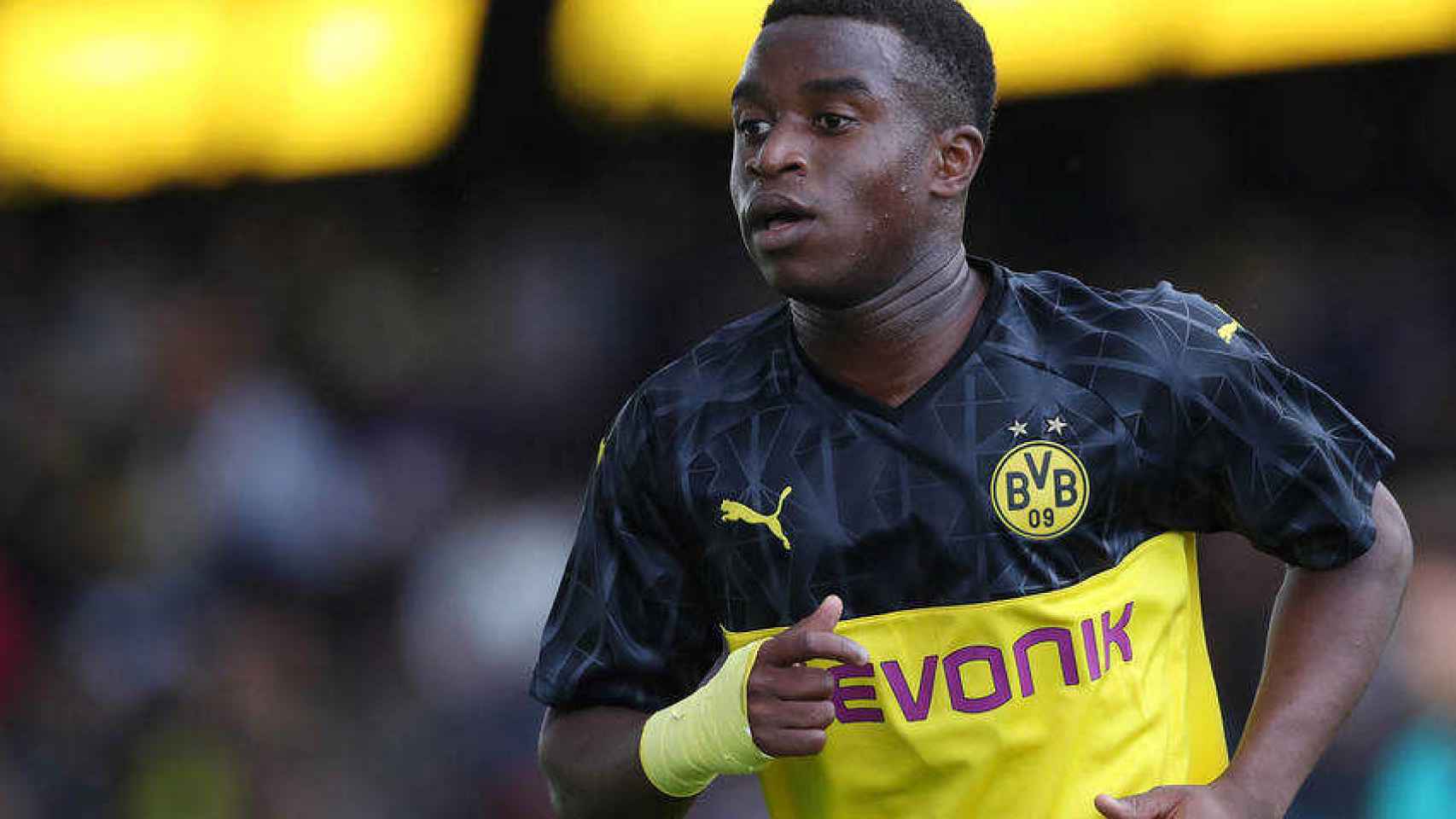 Youssoufa Moukoko, en un partido del Borussia Dortmund