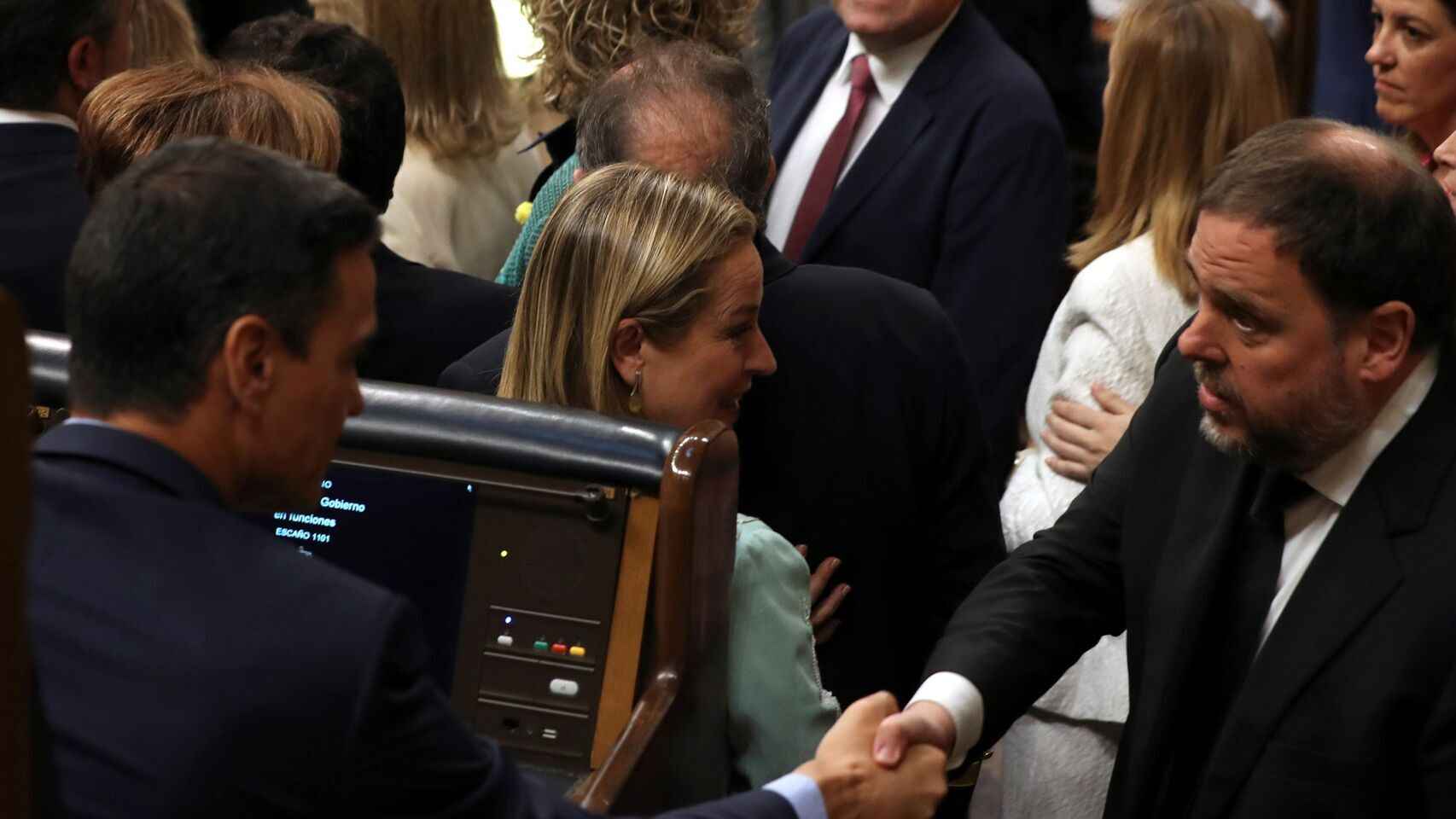 Oriol Junqueras saluda a Pedro Sánchez en el Congreso de los Diputados.