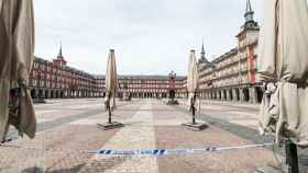 Terrazas y comercios cerrados en la Plaza Mayor de Madrid.