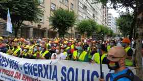 Protesta de trabajadores de Alcoa ante el Parlamento gallego.