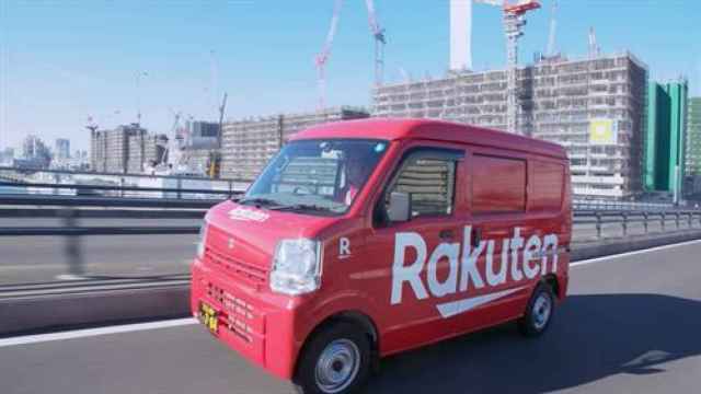 Una furgoneta con el logo de Rakuten en Japón.