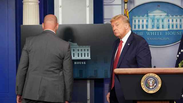 Un agente del Servicio Secreto saca a Donald Trump de la conferencia de prensa en la Casa Blanca.