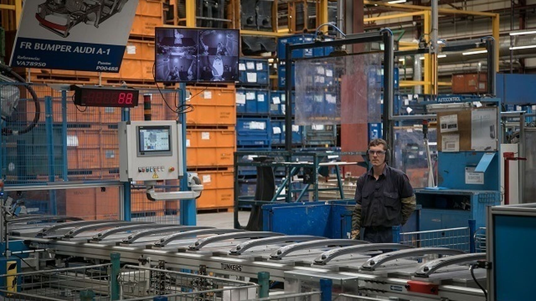 Un trabajador en una fábrica de componentes.