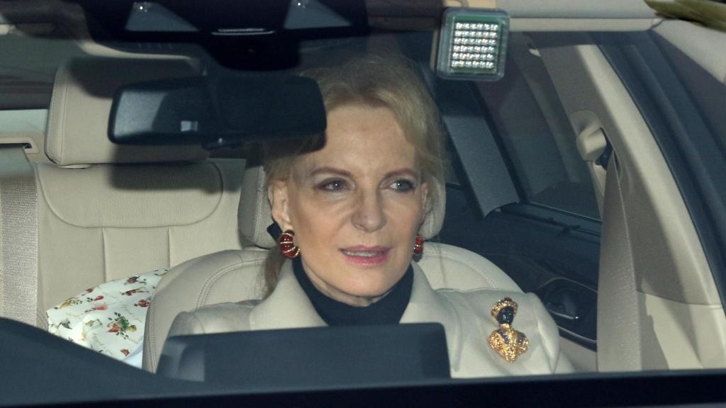La princesa Michael de Kent con el broche que el libro señala.