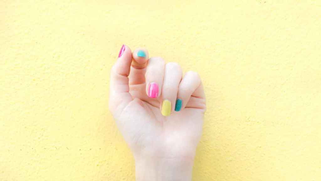 Manicura semipermanente en casa: trucos, consejos y productos para lucir unas uñas en tendencia