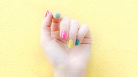 Manicura semipermanente en casa: trucos, consejos y productos para lucir unas uñas en tendencia
