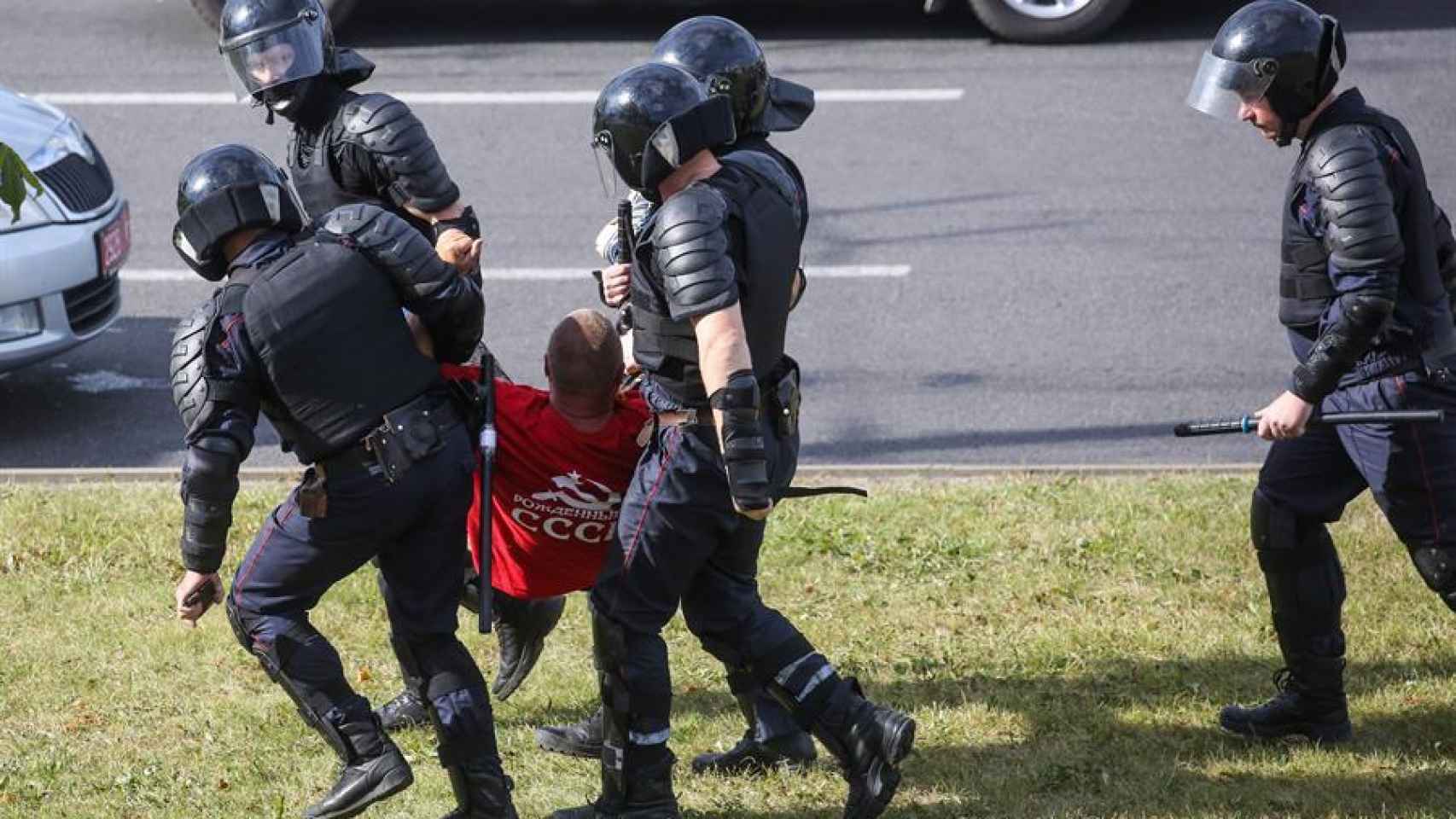 La policía detiene a un manifestante.