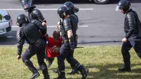 La policía detiene a un manifestante.