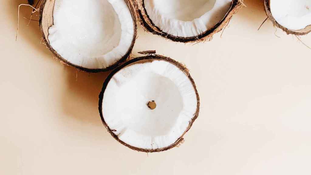 El aceite de coco repara la piel dañada.