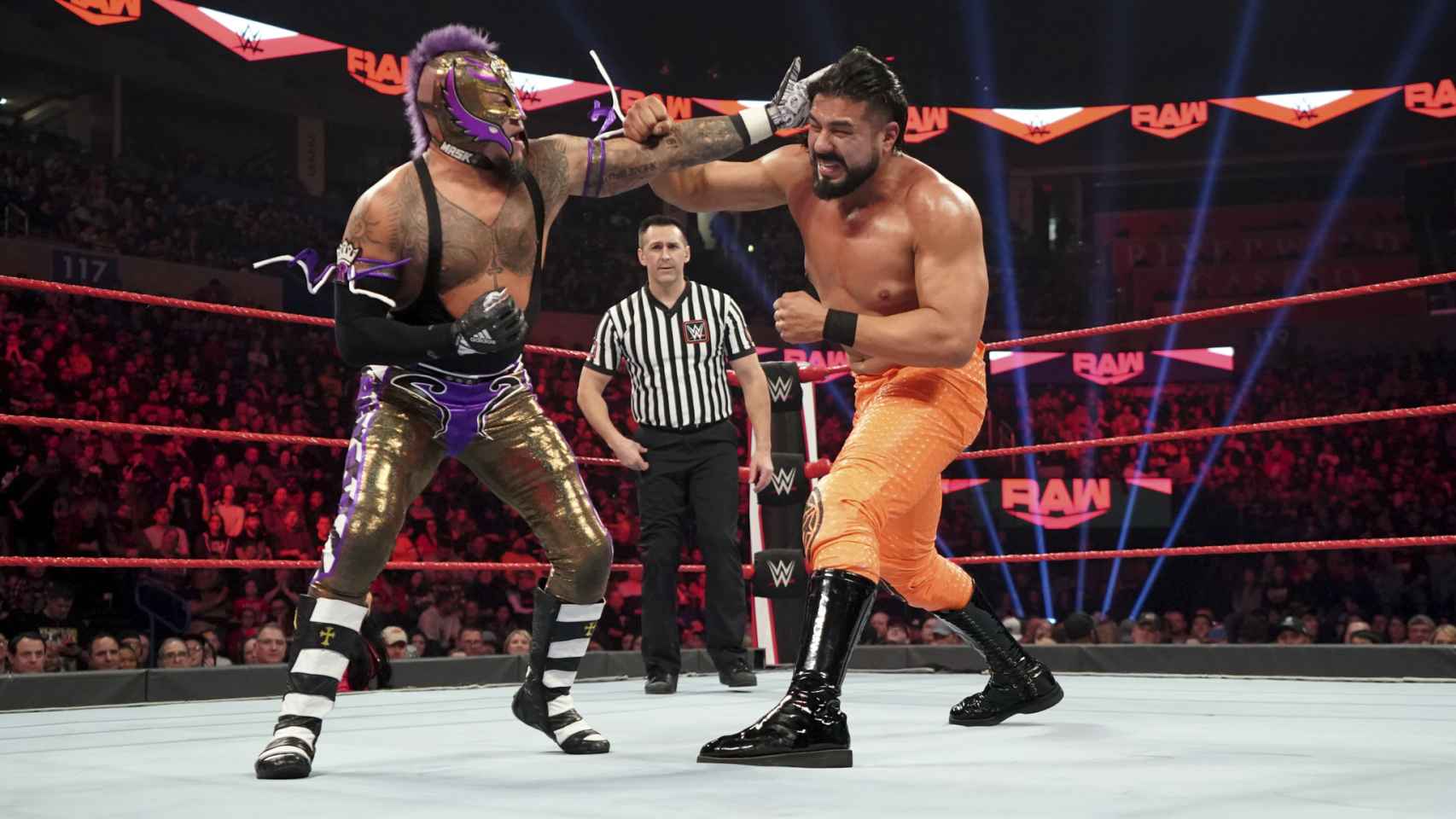 Andrade, durante una lucha contra Rey Mysterio