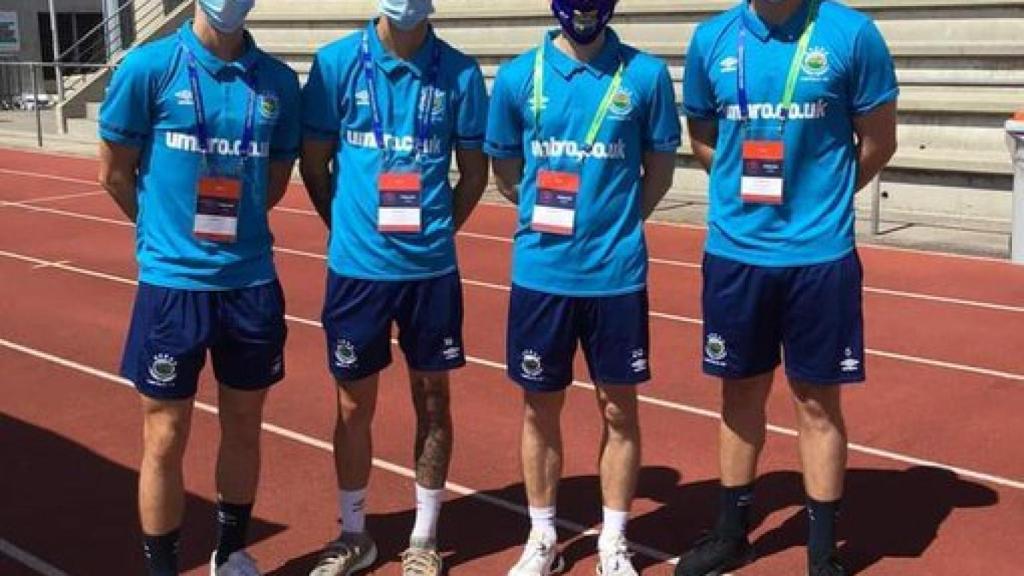 Plantilla del Linfield FC con mascarillas