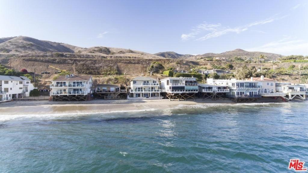 La casa de Malibú tiene amplias vistas al Océano Pacífico.