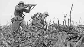 Los marines Davis Hargraves y Gabriel Chavarria en la batalla de Okinawa (mayo de 1945).