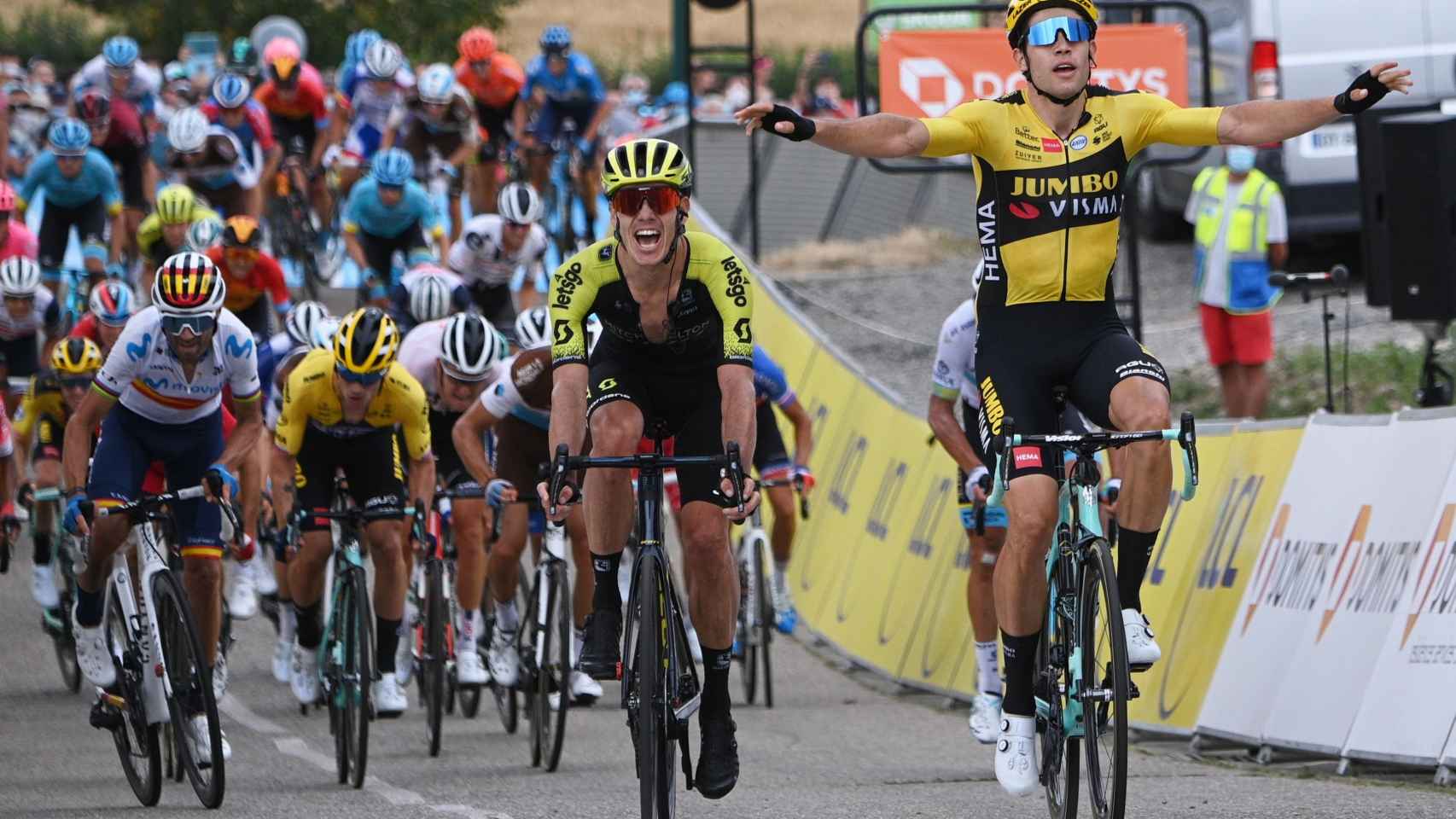 Van Aert celebra su victoria en la primera etapa del Dauphiné 2020