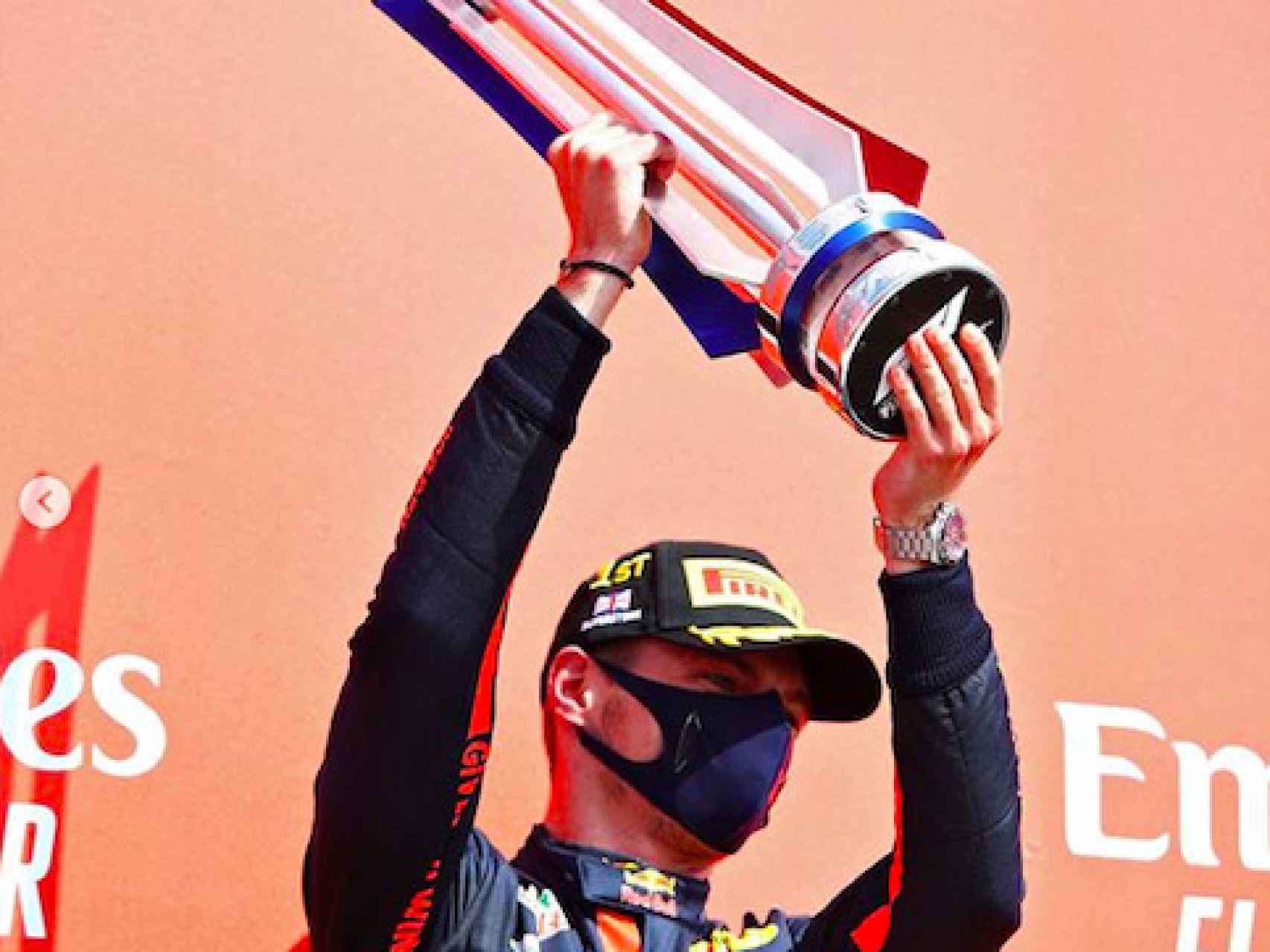Verstappen con el trofeo del GP70 Aniversario