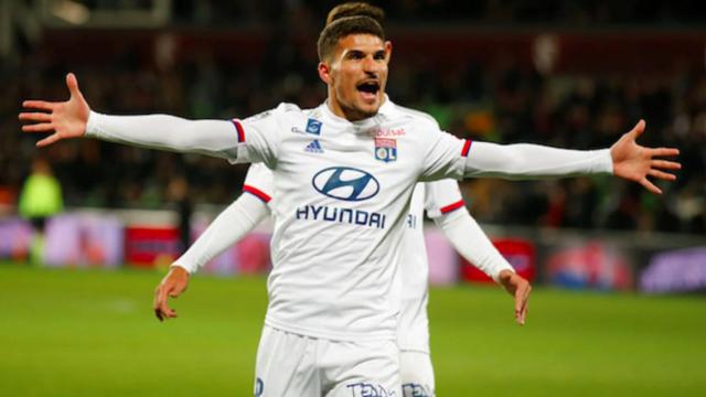 Houssem Aouar, celebrando con el Lyon