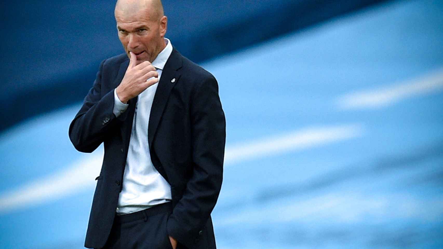 Zidane, pensativo, durante un partido del Real Madrid