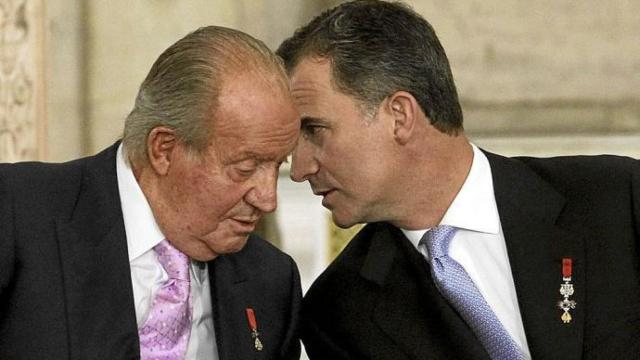 El rey Felipe VI junto a su padre, el rey Juan Carlos, en una imagen de archivo.