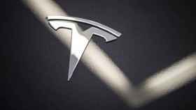 El logo de Tesla.
