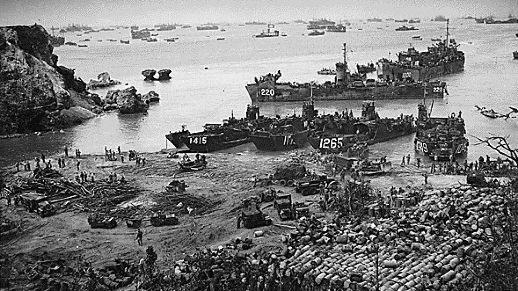 Desembarco estadounidense en la isla de Okinawa, el 13 de abril de 1945.