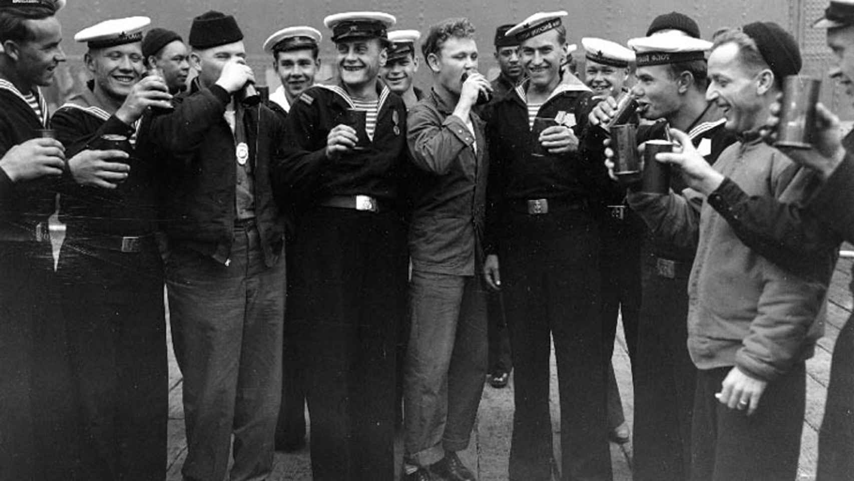 Marineros estadounidenses y soviéticos en Alaska, celebrando la rendición del Imperio del Japón en 1945.
