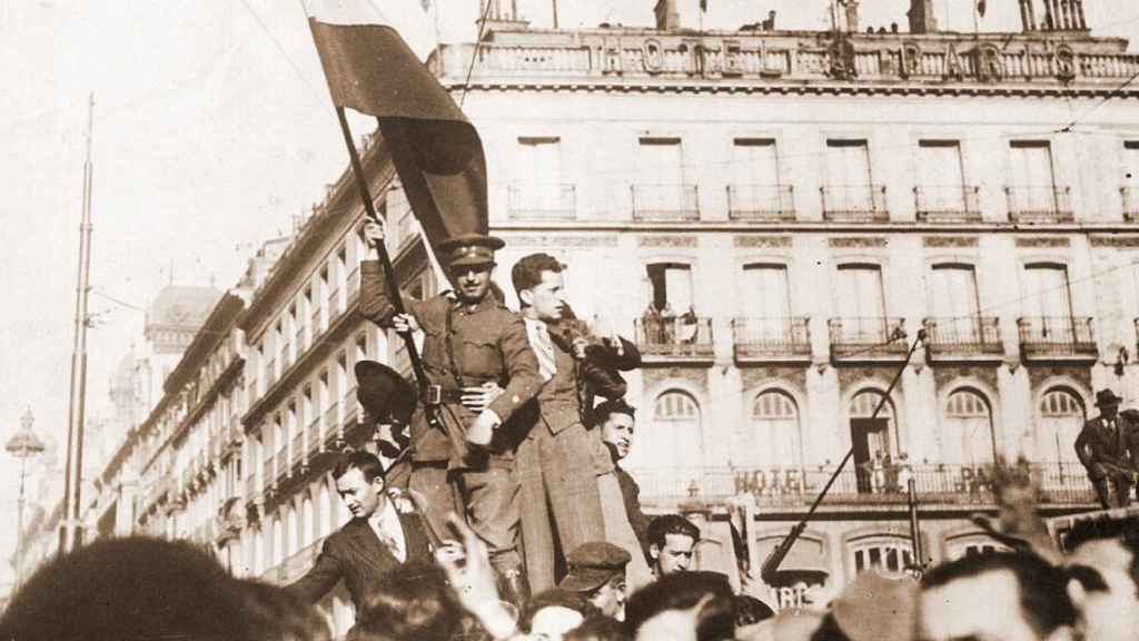 Otra perspectiva de Pedro Mohíno izando la bandera tricolor.