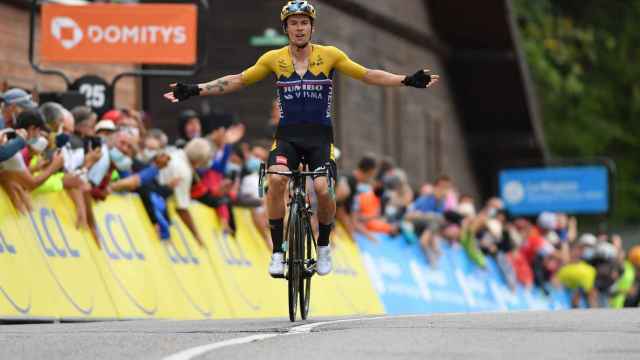 Primoz Roglic celebra su triunfo en el Col de Porte en el Criterium del Dauphiné 2020