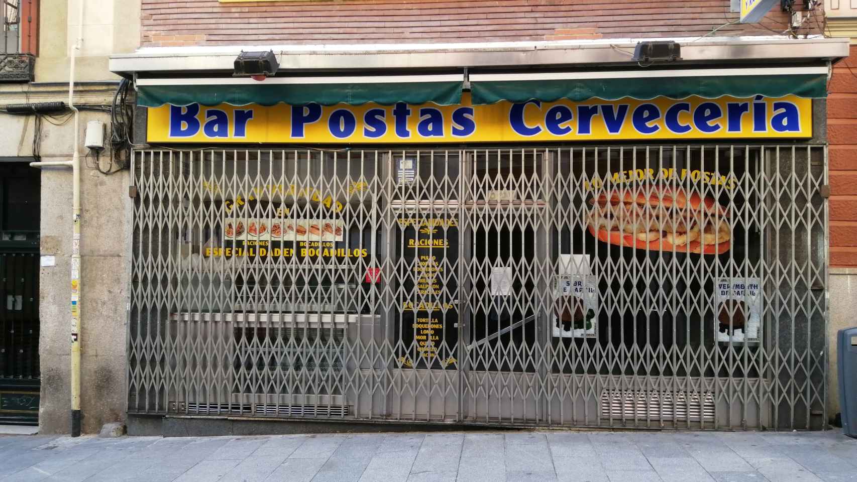 El emblemático Bar Postas de Madrid se encuentra cerrado ante la falta de clientes.