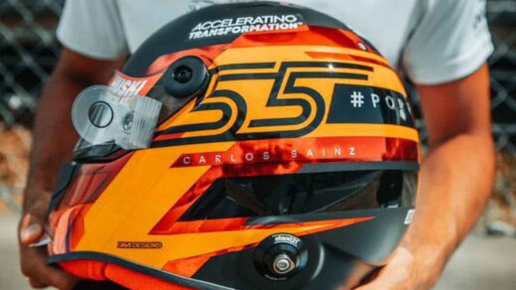 Casco especial de Carlos Sainz para el GP de España