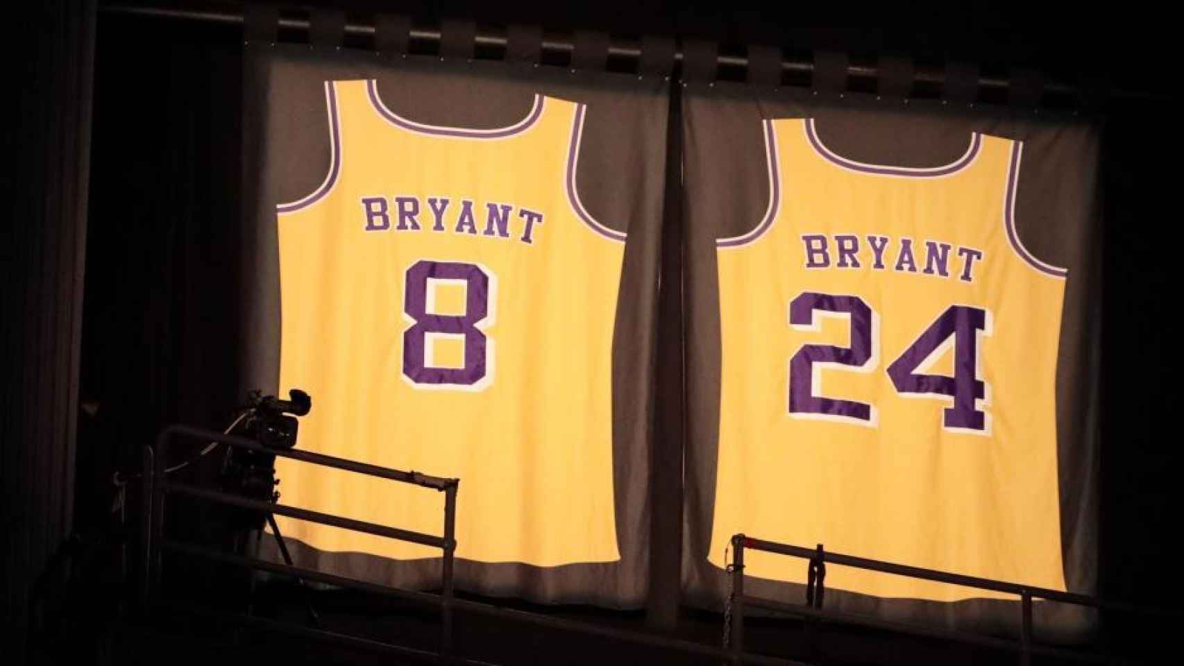 Los dorsales retirados de Kobe Bryant en el STAPLES Center de Los Ángeles