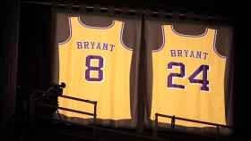 Los dorsales retirados de Kobe Bryant en el STAPLES Center de Los Ángeles