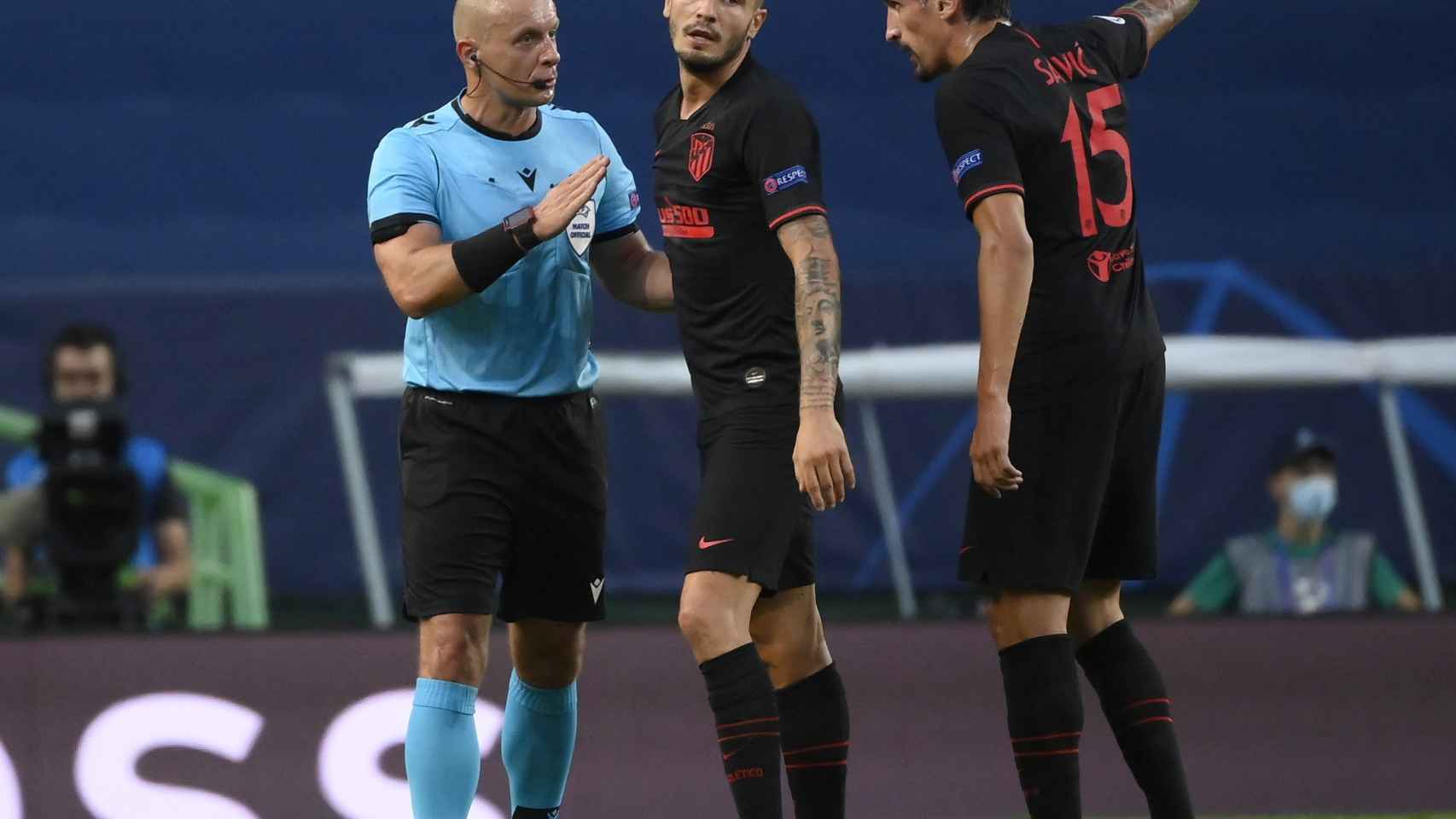 Saúl y Savic protestan al árbitro tras un penalti no pitado al Atlético