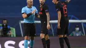 Saúl y Savic protestan al árbitro tras un penalti no pitado al Atlético