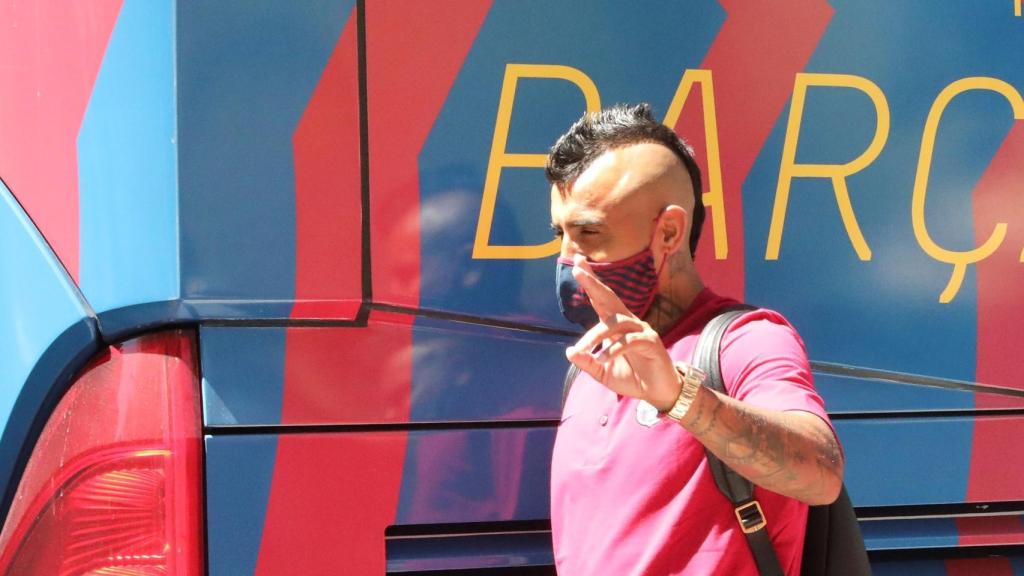 Arturo Vidal, en su llegada a Lisboa con el Barça