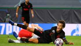 Joao Felix cae al suelo en el penalti que recibió ante el Leipzig