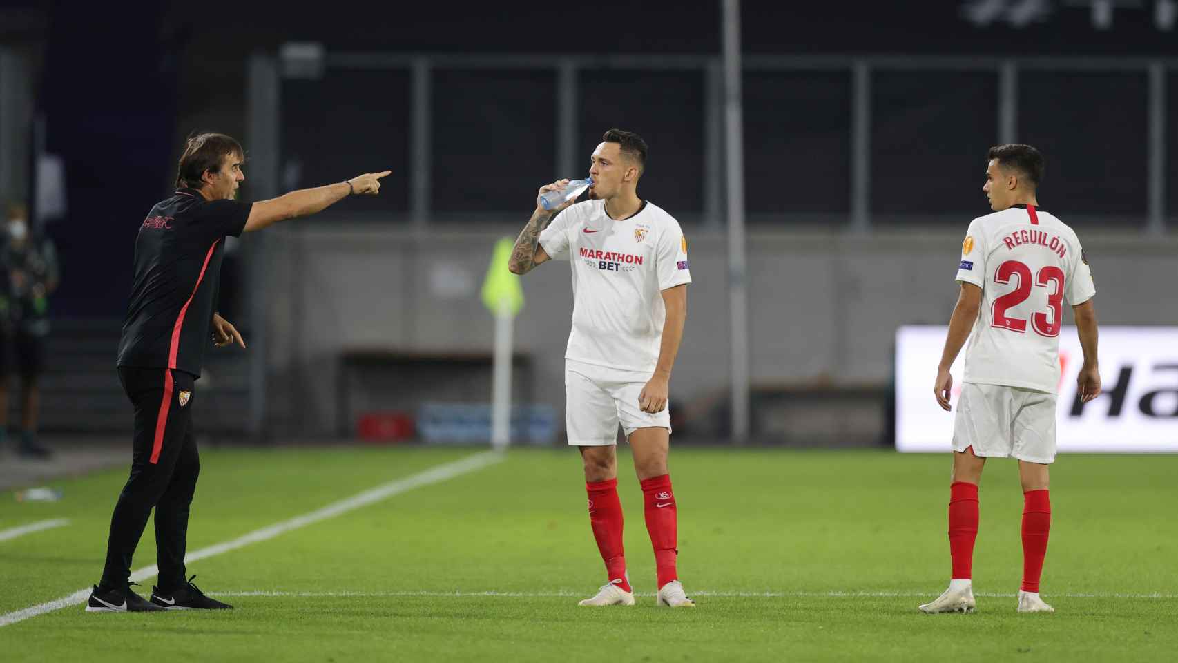 Reguilón recibe indicaciones de Lopetegui durante el partido del Sevilla