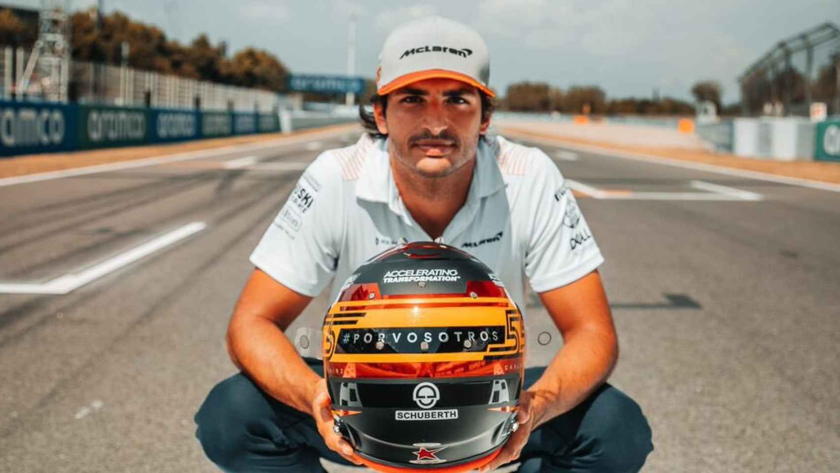 Carlos Sainz corrió el GP de España con un casco en recuerdo a fallecidos por la Covid-19