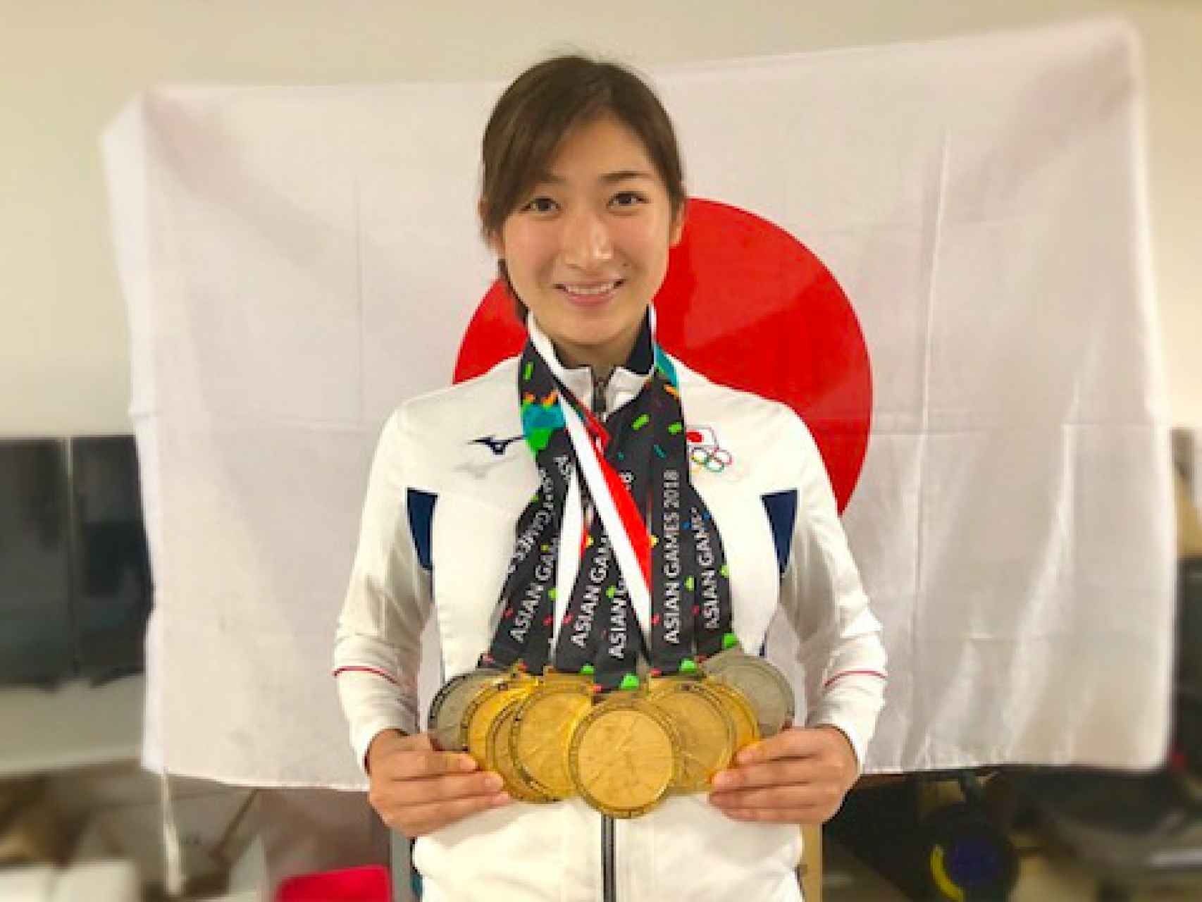 Rikako Ikee posando junto a sus medallas de Yakarta 2018