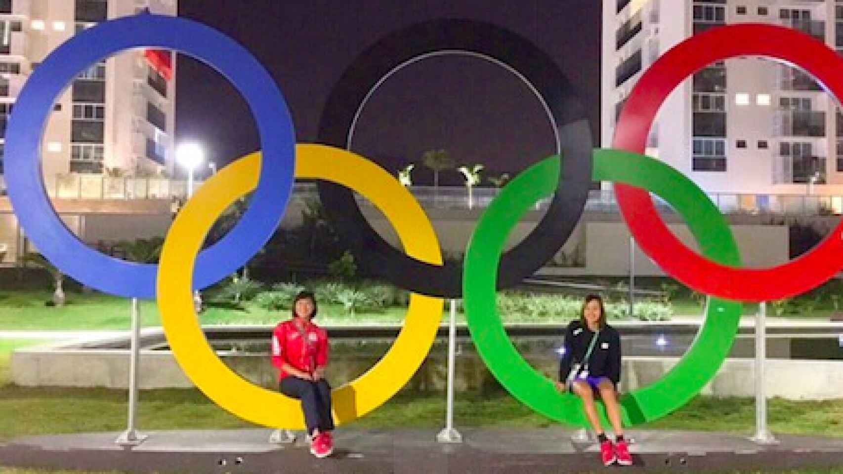 Rikako Ikee junto a los aros olímpicos