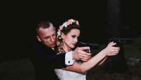 Justyna Helcyk, en una imagen que publicó con esta leyenda: Hay varios juegos de bodas... Amor y armas.