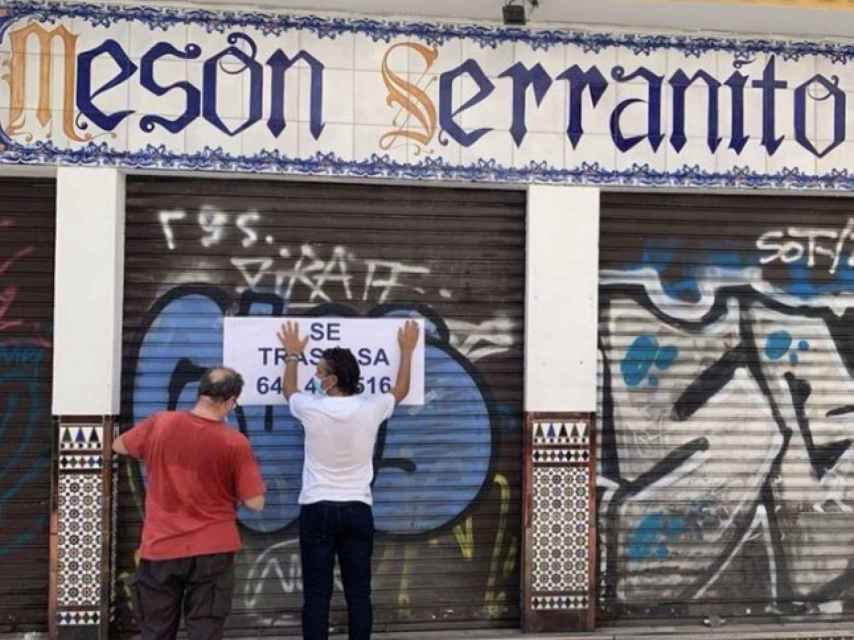 El Mesón El Serranito, de la calle Alfonso XII de Sevilla, se ha visto obligado a cerrar tras 33 años abierto al público.