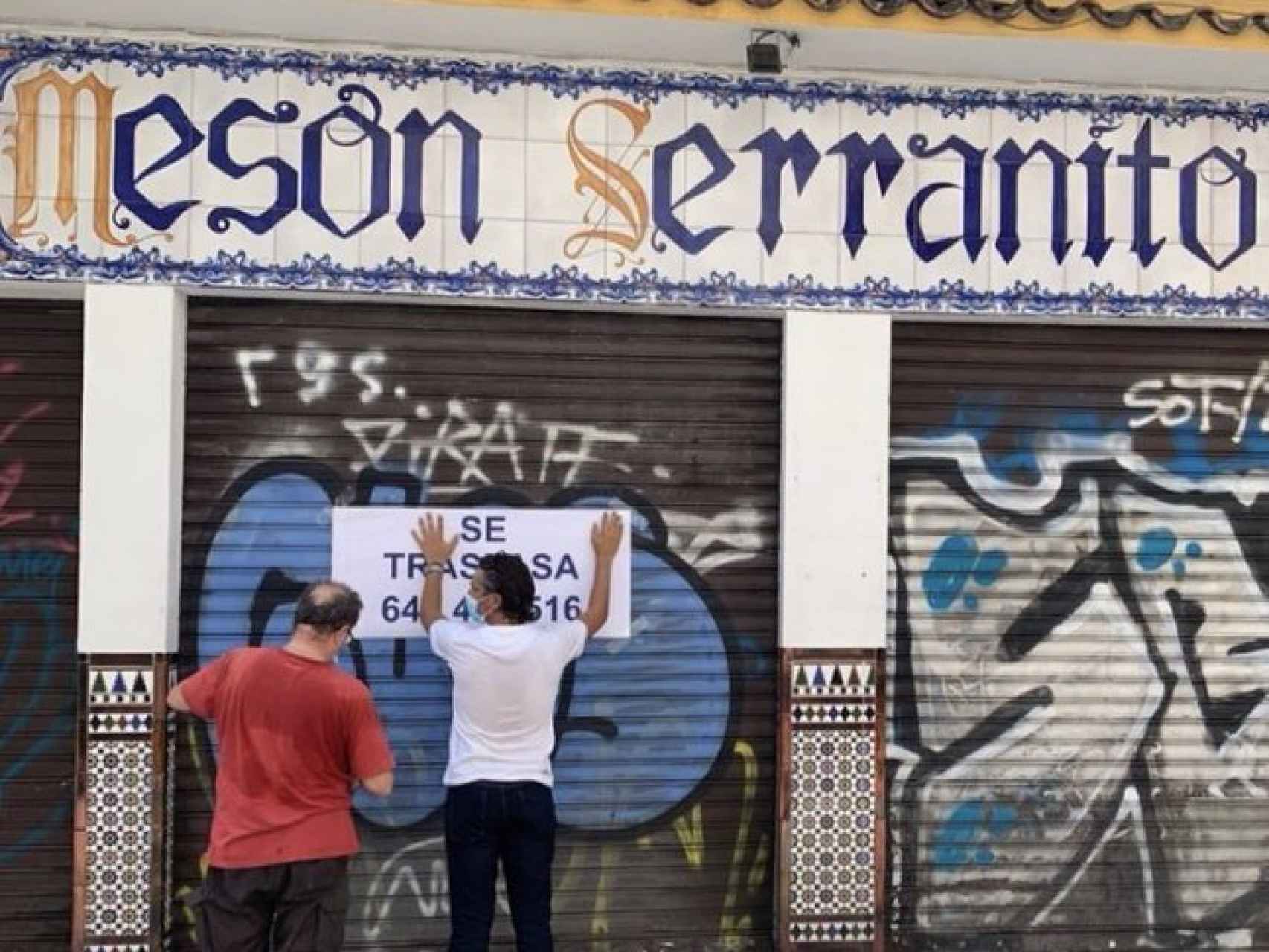 El Mesón El Serranito, de la calle Alfonso XII de Sevilla, se ha visto obligado a cerrar tras 33 años abierto al público.