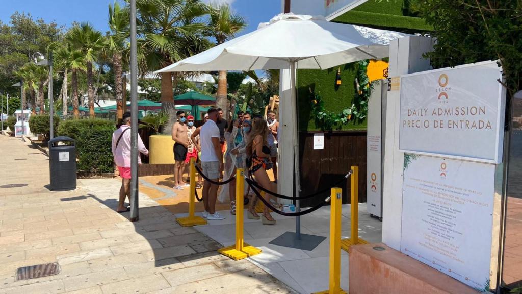 Cola para ebtrar en el beach club Ocean el mismo día que se decreta el cierre total del ocio nocturno