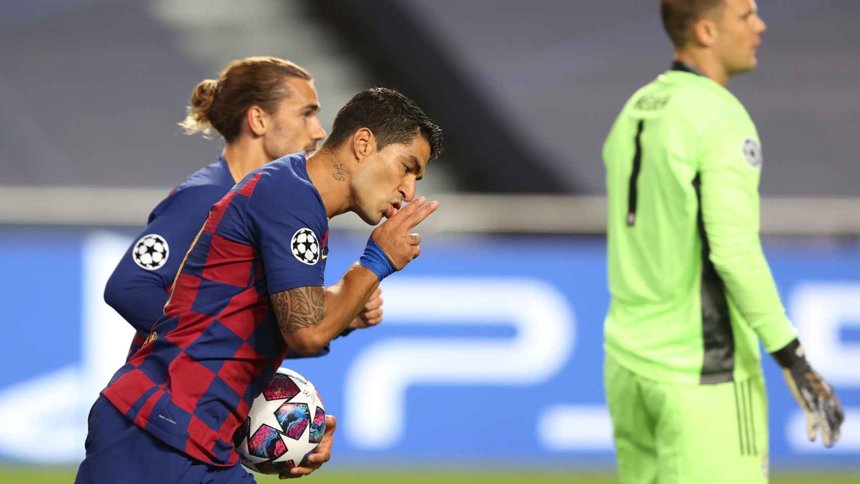 Luis Suárez recoge el balón de la portería en busca de la remontada ante el Bayern