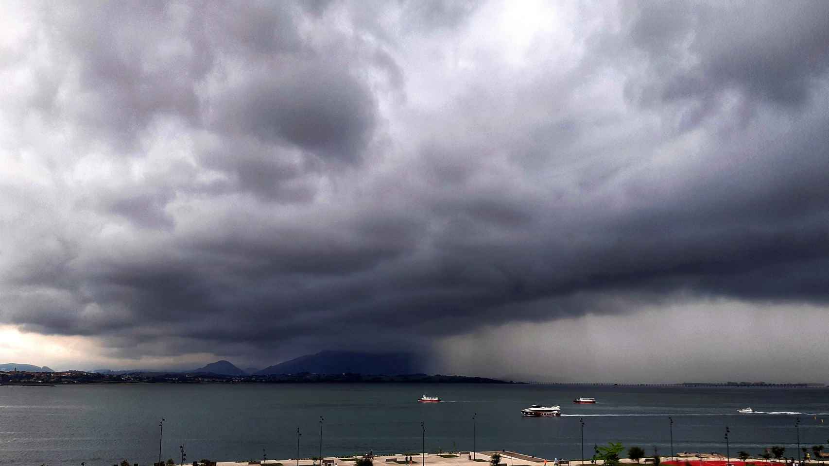 Nubes de tormenta en la Bahía de Santander.