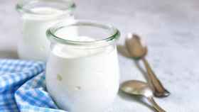 Un yogur blanco.
