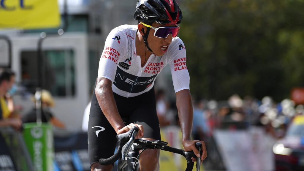 Bernal llega exhausto a meta tras ceder unos segundos con Roglic