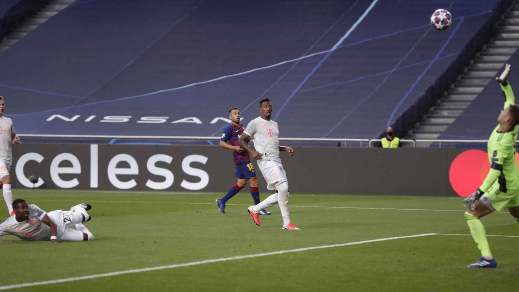 David Alaba y Manuel Neuer en el momento del gol en propia puerta ante el Barça