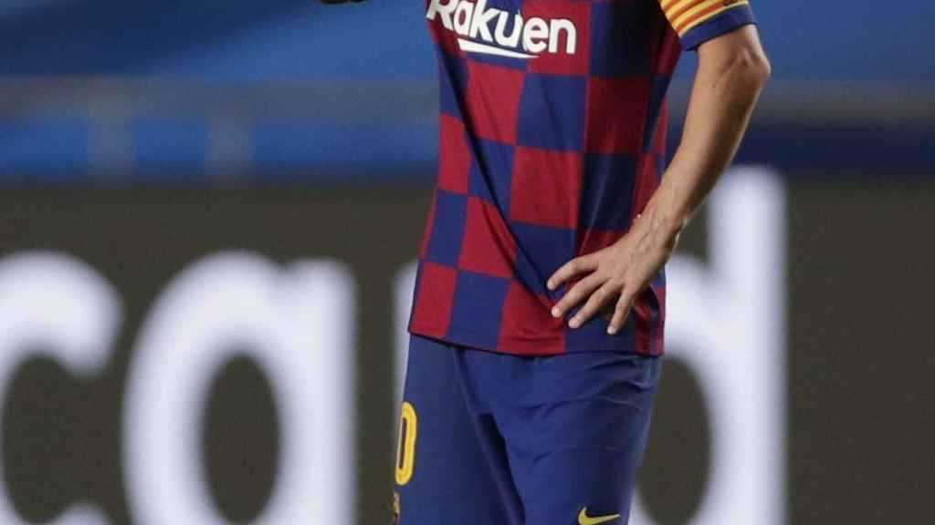 Leo Messi, preocupado durante el duelo entre el Barcelona y el Bayern