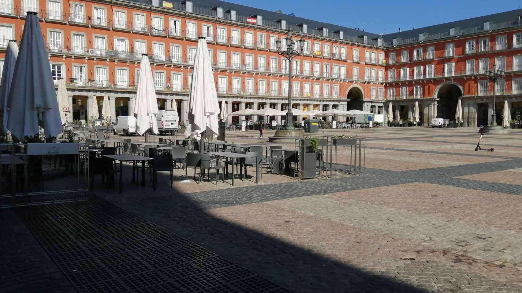La Plaza Mayor de Madrid luce prácticamente vacía debido al descenso de turistas.